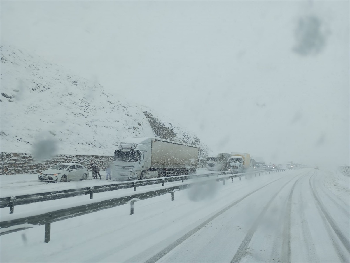 Elazığ-Diyarbakır Yolunda Kar Engeli