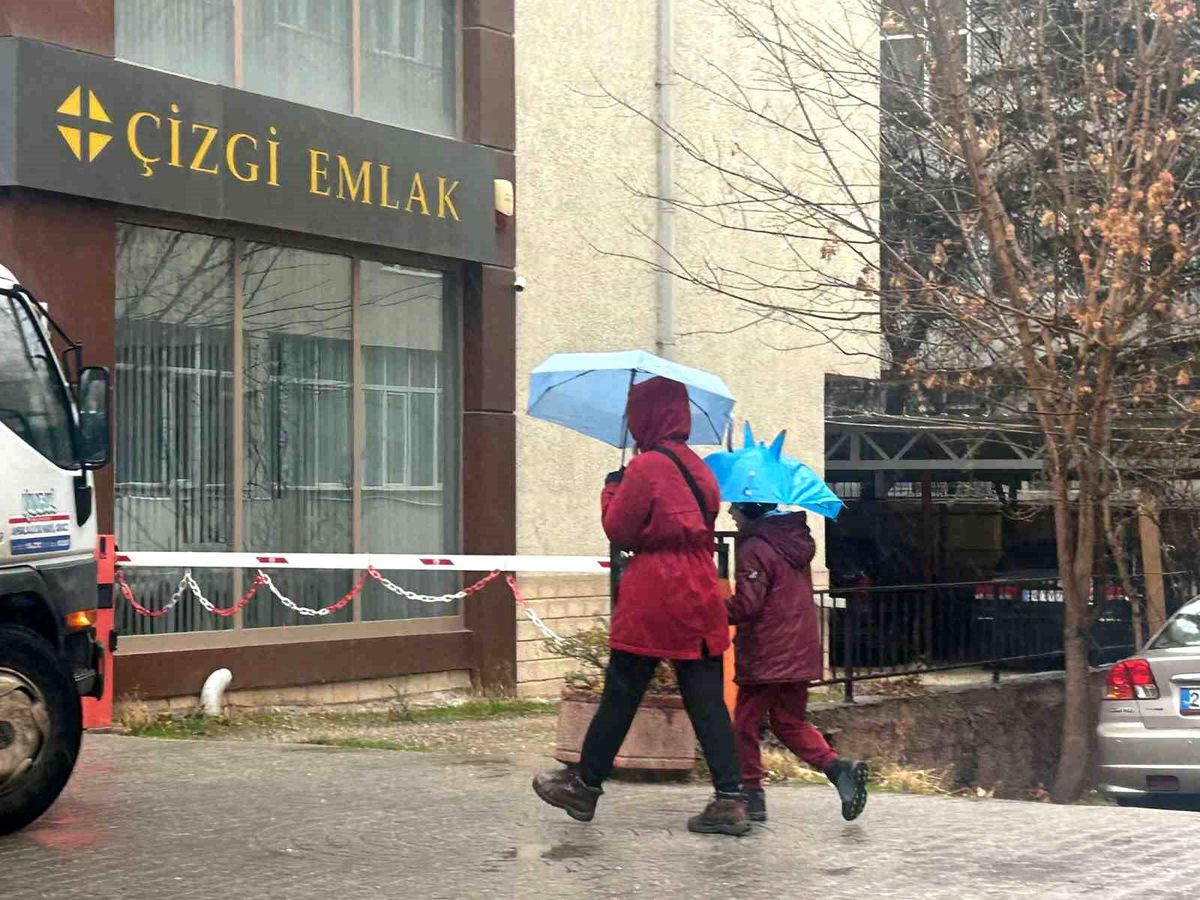 Eskişehir\'de Sağanak Yağış Zorluk Yaşatıyor