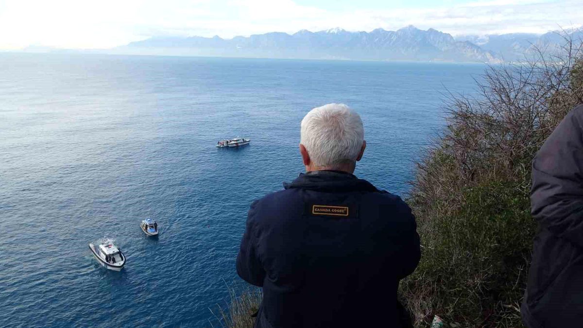 Antalya\'da Denize Uçan Aracın Çıkarma Çalışmaları Devam Ediyor