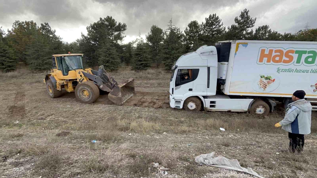 Eskişehir\'de Tır Çamura Saplandı