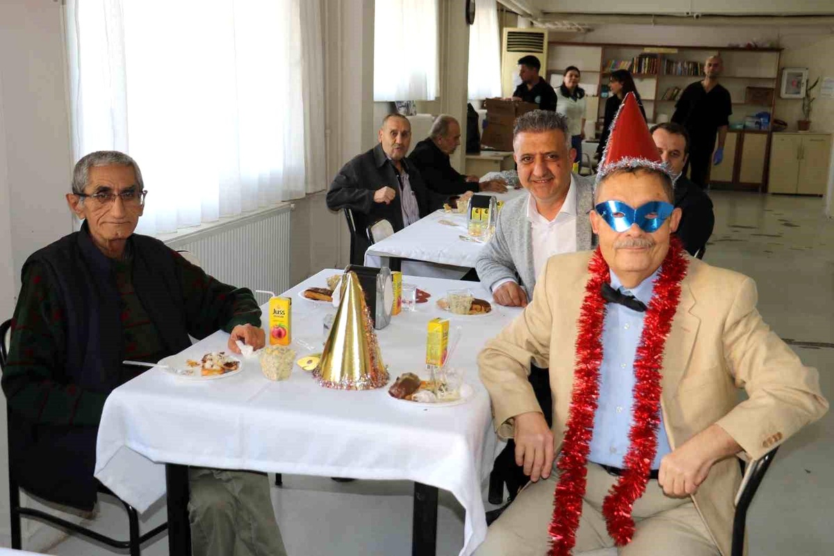 Manisa Büyükşehir Belediyesi\'nden Huzurevi Sakinlerine Yeni Yıl Etkinliği