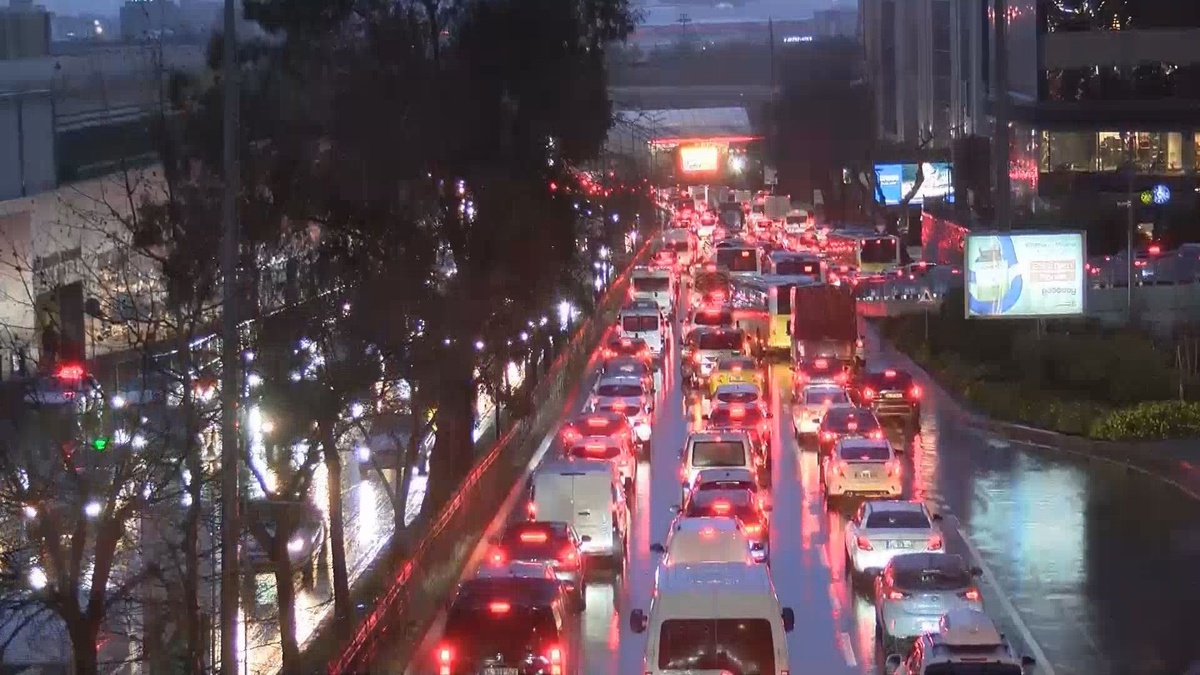 İstanbul\'da Akşam Trafik Yoğunluğu Yüzde 89\'a Ulaştı