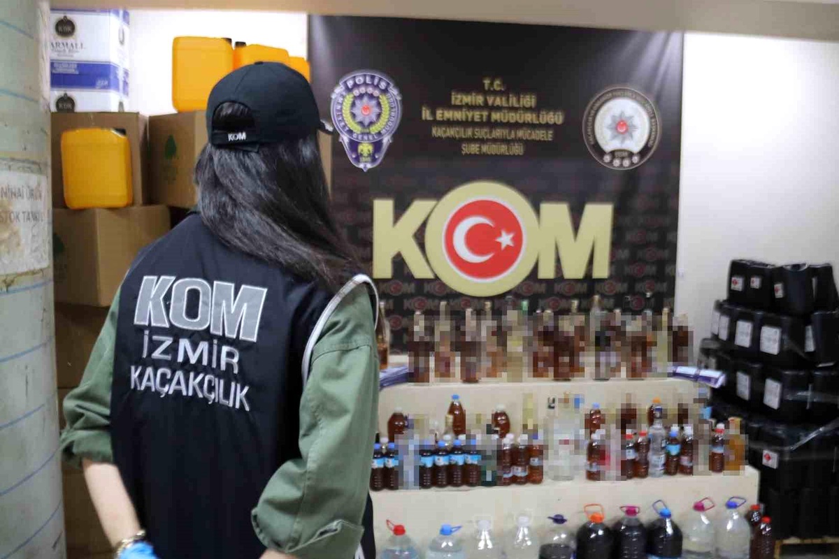 İzmir\'de 36 Bin Litre Sahte Alkol Ele Geçirildi