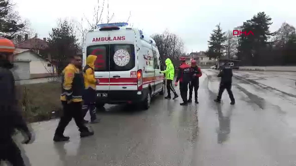 Bolu\'da Sulama Kanalına Düşen Otomobilde Anne ve Oğlu Yaralandı