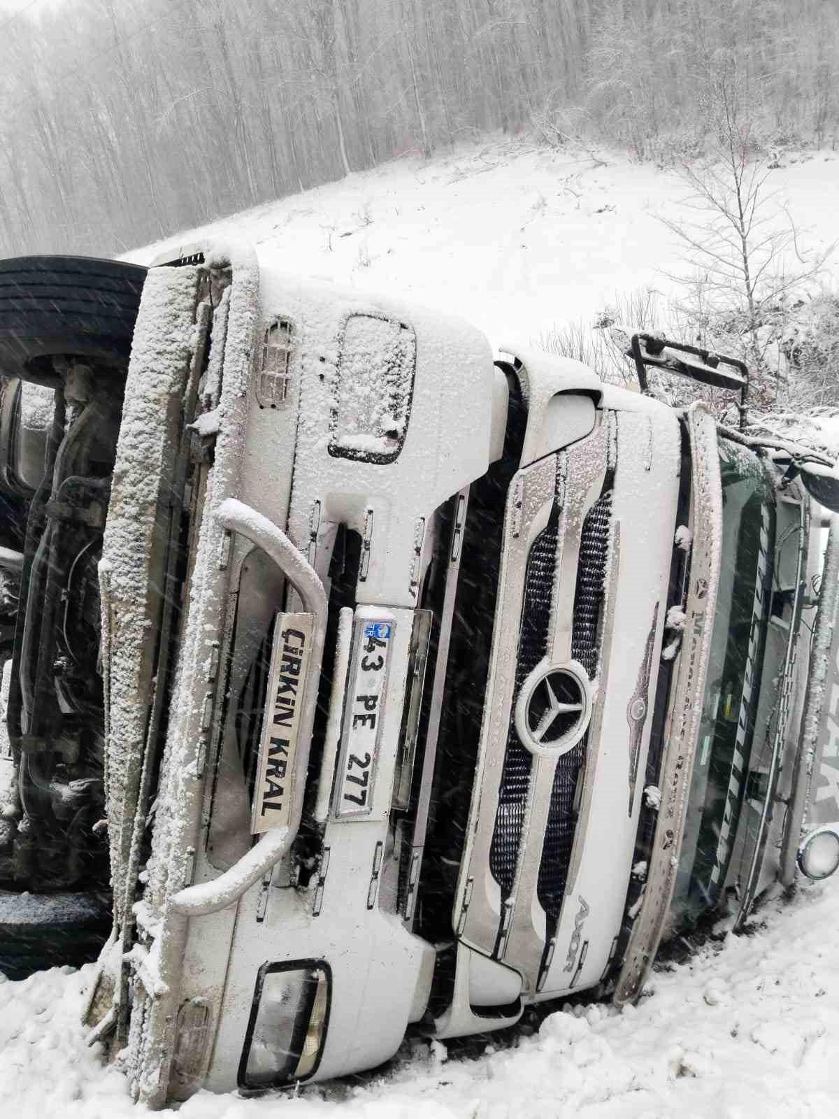 İnegöl\'de kar nedeniyle tır devrildi: 2 yaralı