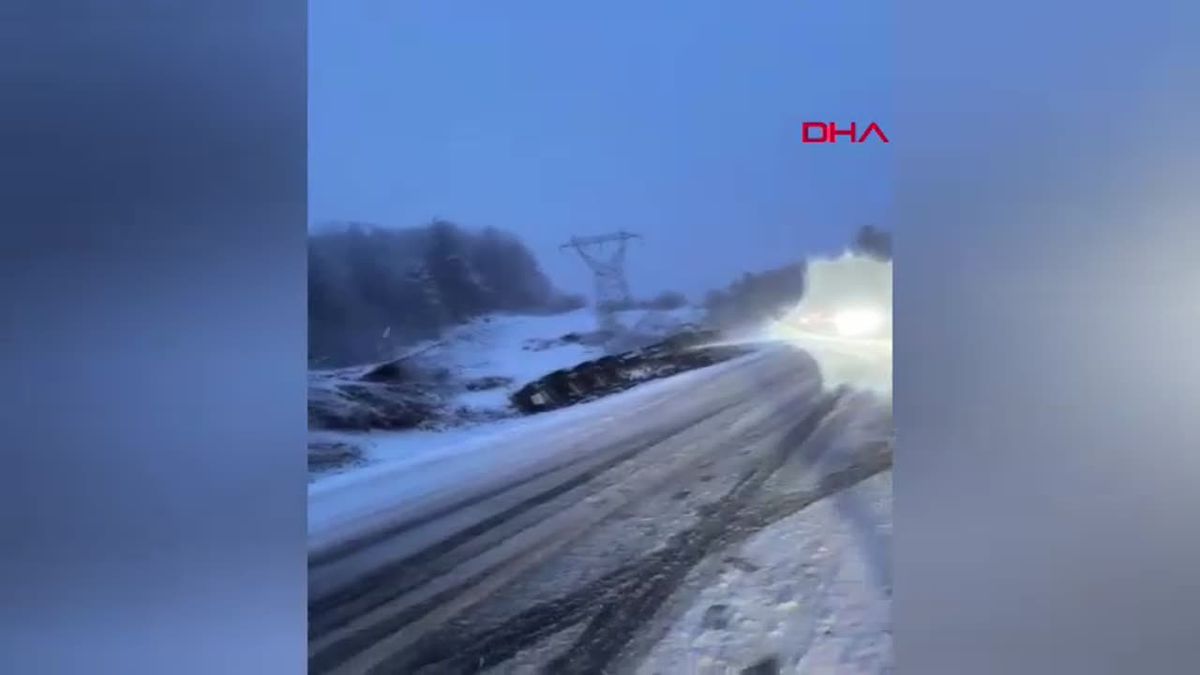 Bursa\'da Kar Sebebiyle TIR Devrildi: İki Yaralı