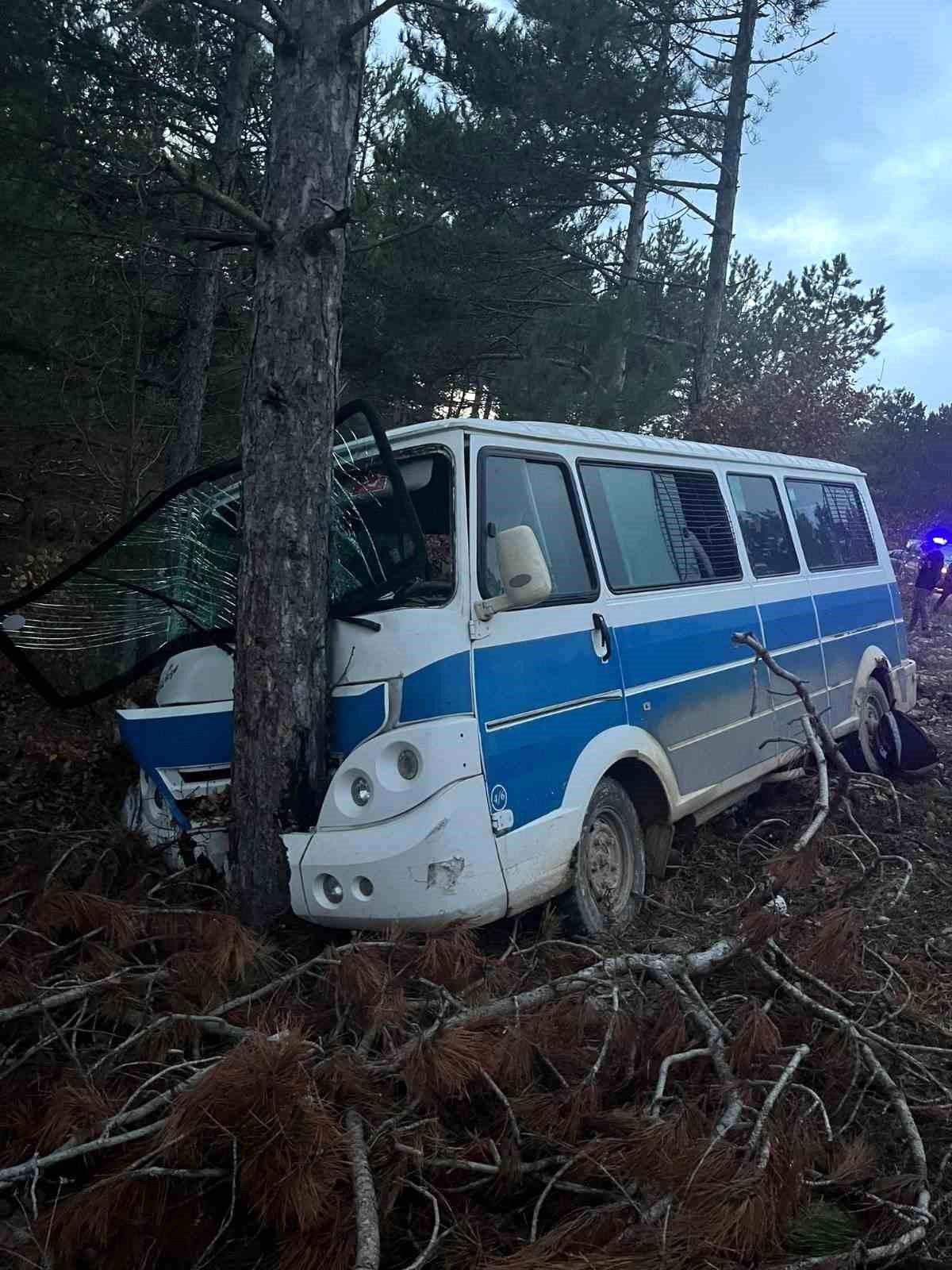 Bilecik\'te Minibüs Ağaca Çarptı: 5 Yaralı