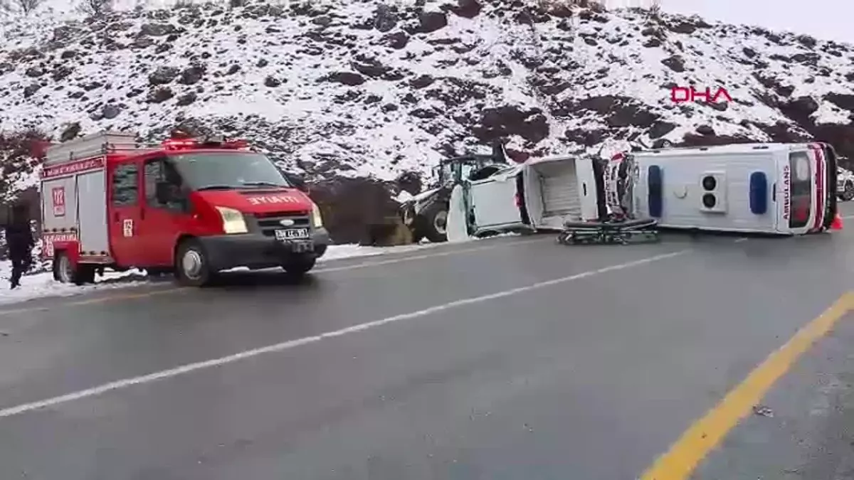 Malatya\'da Ambulans ve Kamyonet Çarpıştı: 7 Yaralı