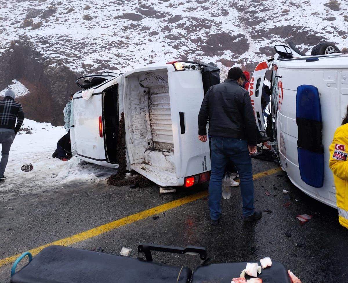 Malatya\'da Ambulans ile Pikap Çarpıştı