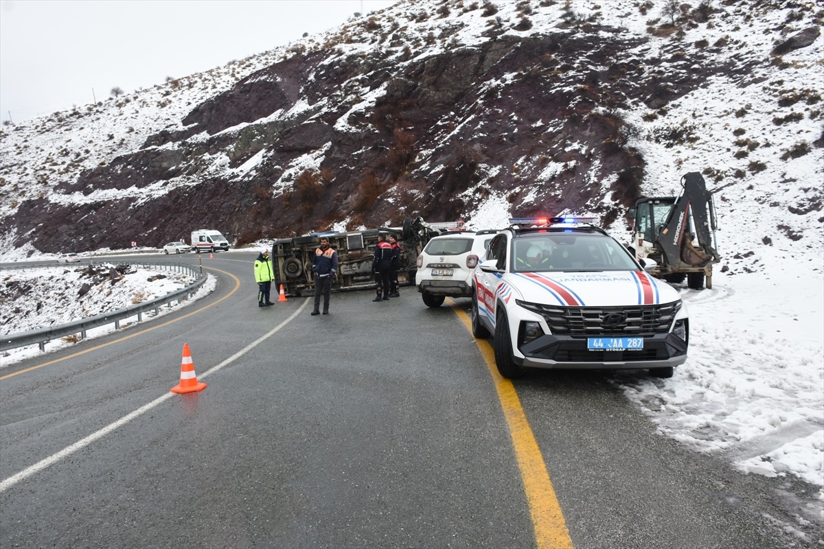 Malatya\'da Ambulans ve Kamyonet Çarpıştı
