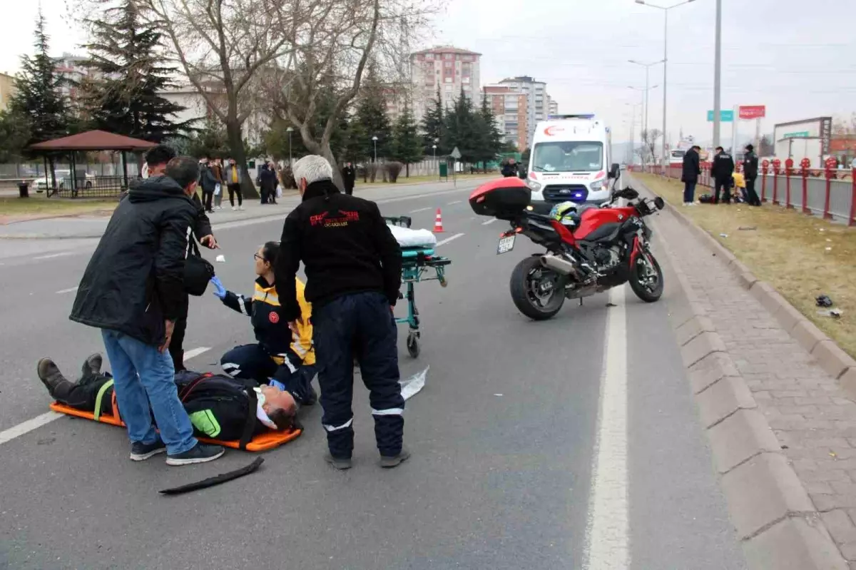 Kayseri\'de Motosiklet Kazası: Yaya Hayata Döndürüldü