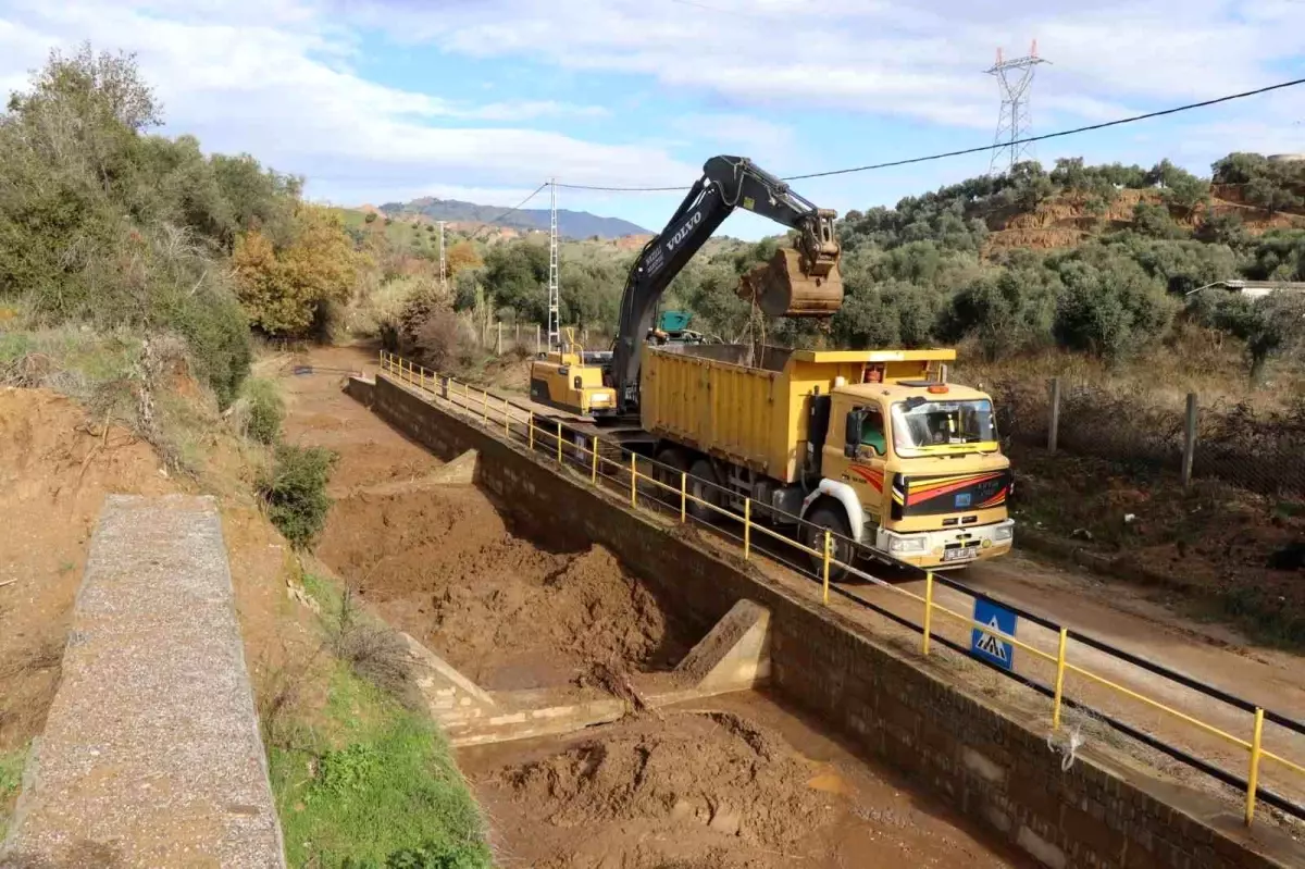 Nazilli Belediyesi\'nden Ani Su Baskınlarına Karşı Temizlik Çalışması