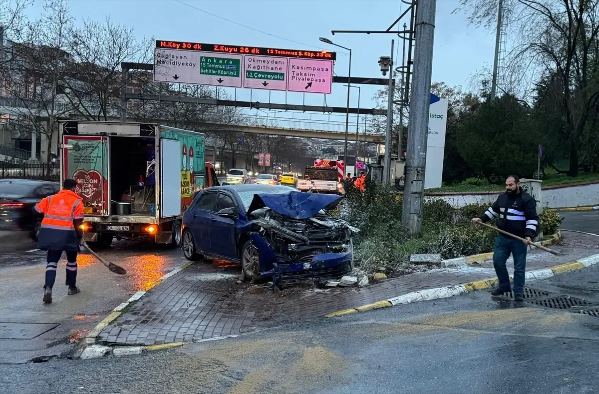 Kaldırımdaki Direğe Çarpan Araçta Yangın Çıktı