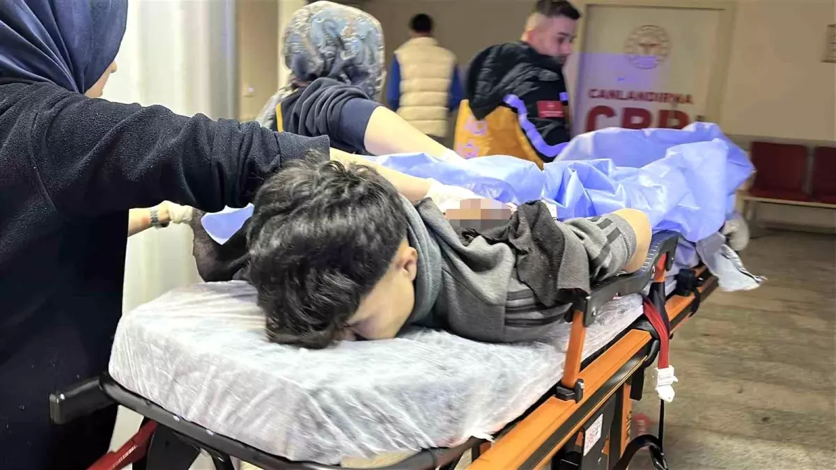 Aksaray\'da Bıçaklı Saldırı: Genç Ağır Yaralandı