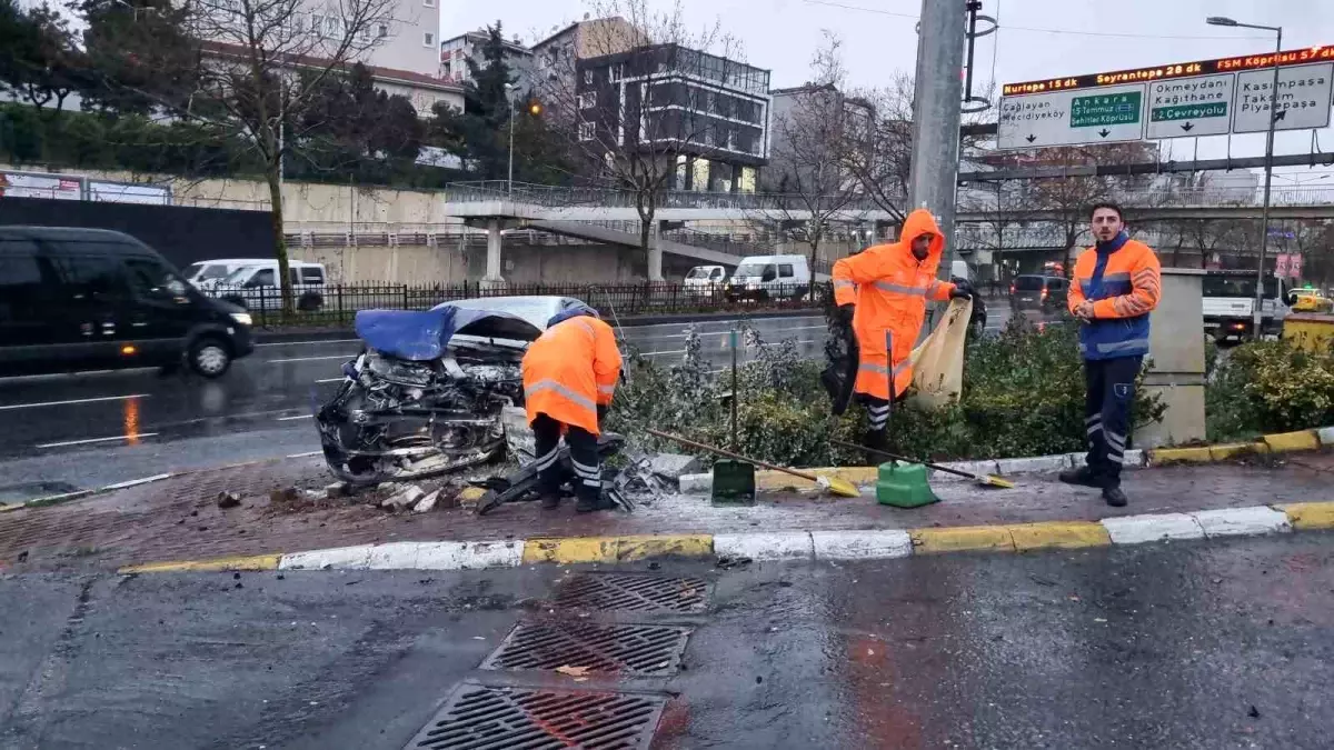 Şişli\'de direğe çarpan araçta yangın çıktı