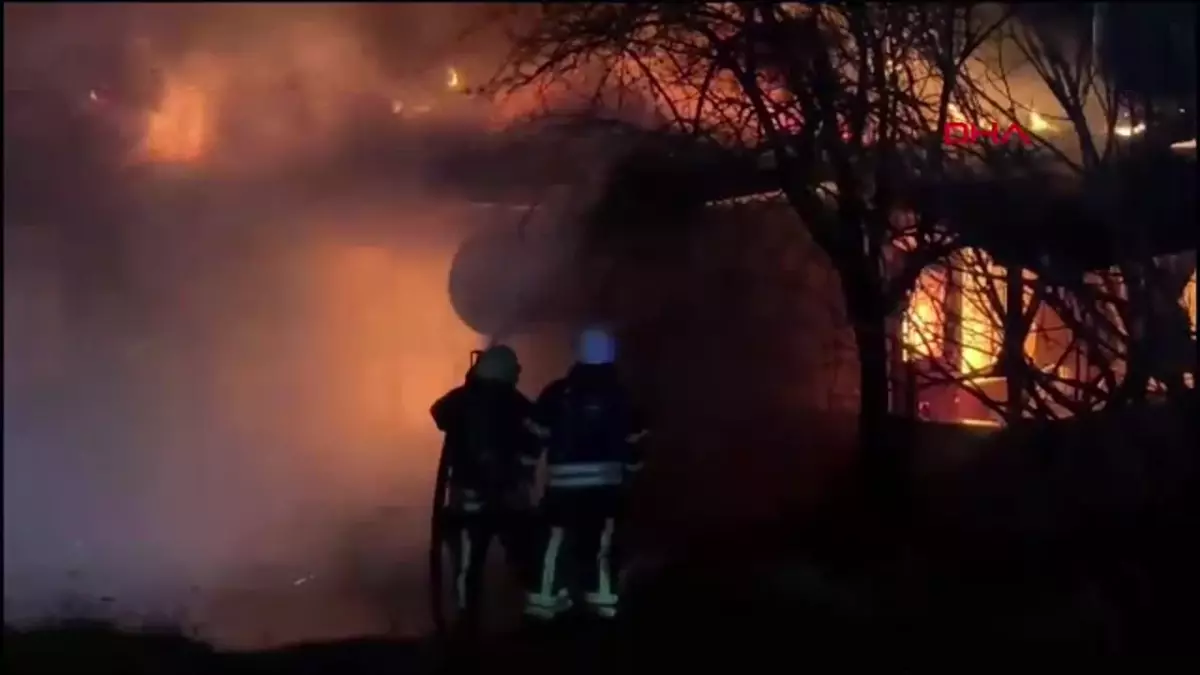 Kartepe\'de Çıkan Yangında Müstakil Ev Kullanılamaz Hale Geldi