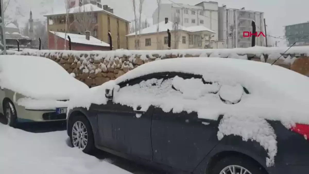 Van\'da Yoğun Kar Yağışı Trafiği Olumsuz Etkiledi