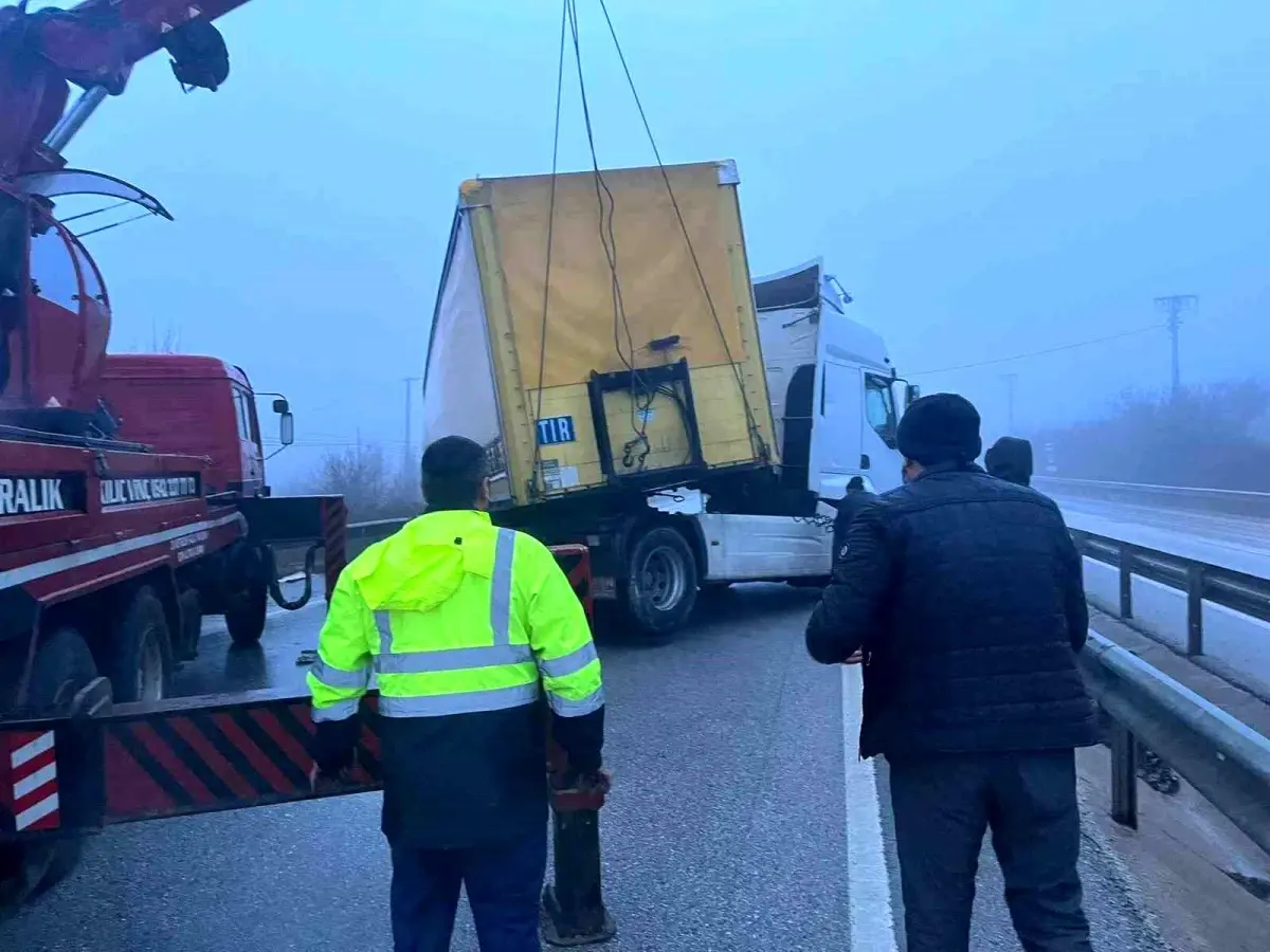 Tosya\'da Yoğun Sis Trafiği Felç Etti