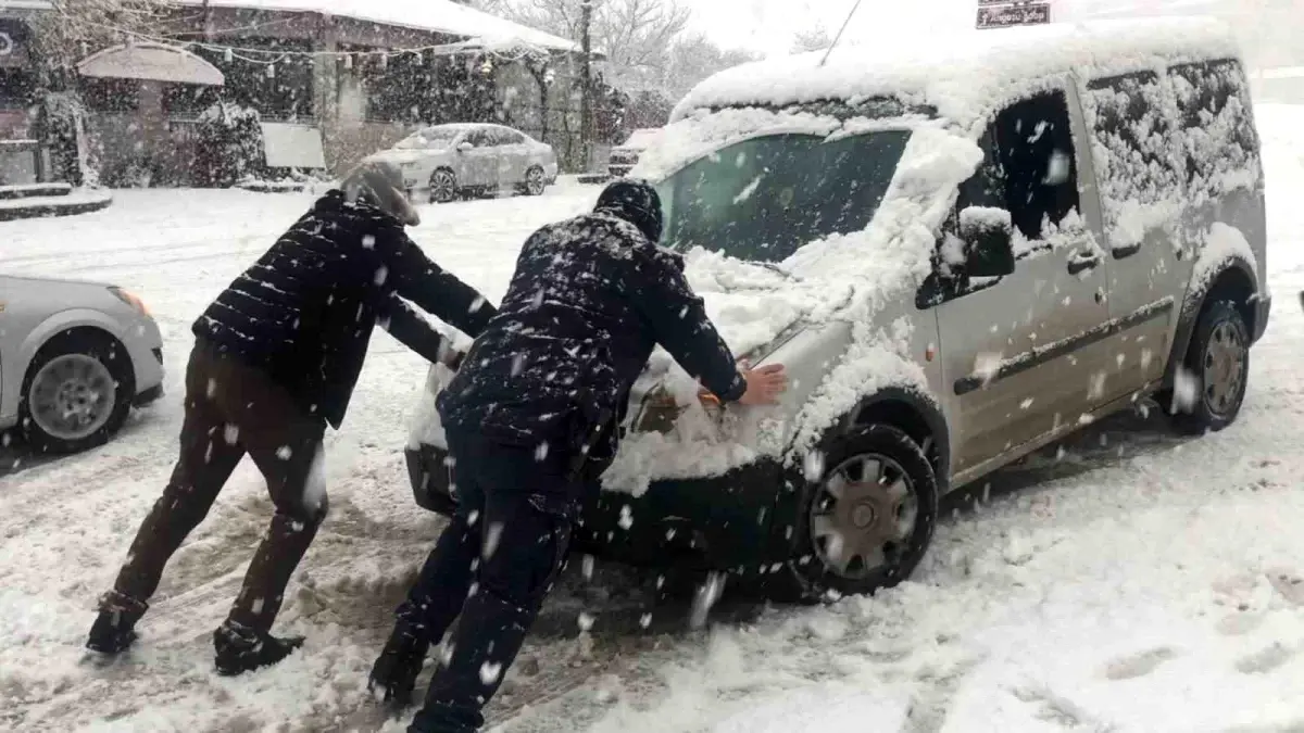 Kar Yağışı Elazığ\'da Sürücüleri Mağdur Etti