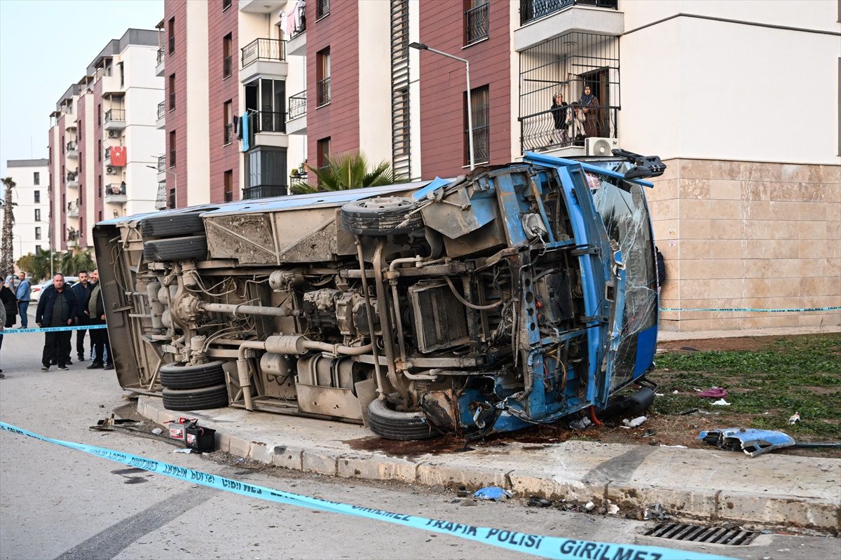 Adana\'da Otobüs Devrildi, 7 Yaralı