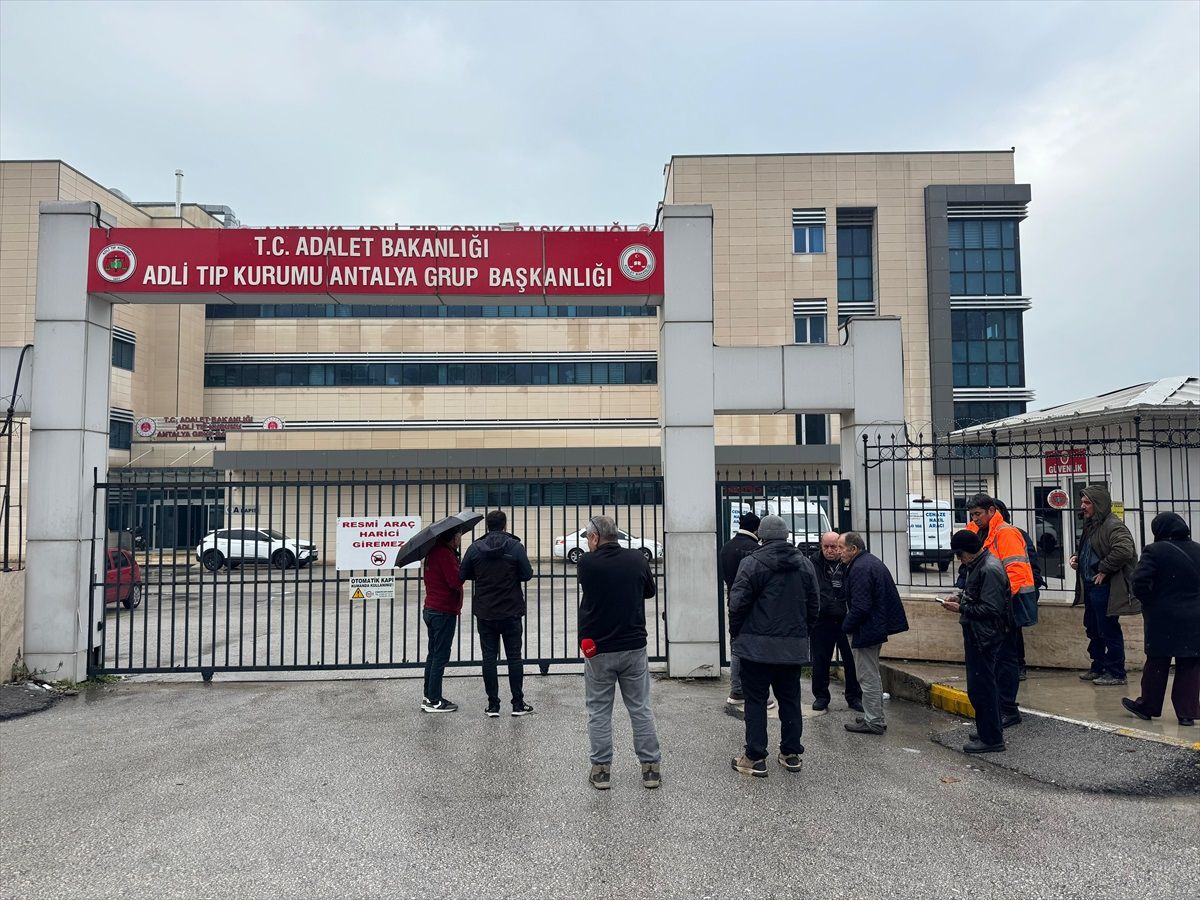 Antalya\'da Bıçaklı Kavga: Bir Kişi Hayatını Kaybetti