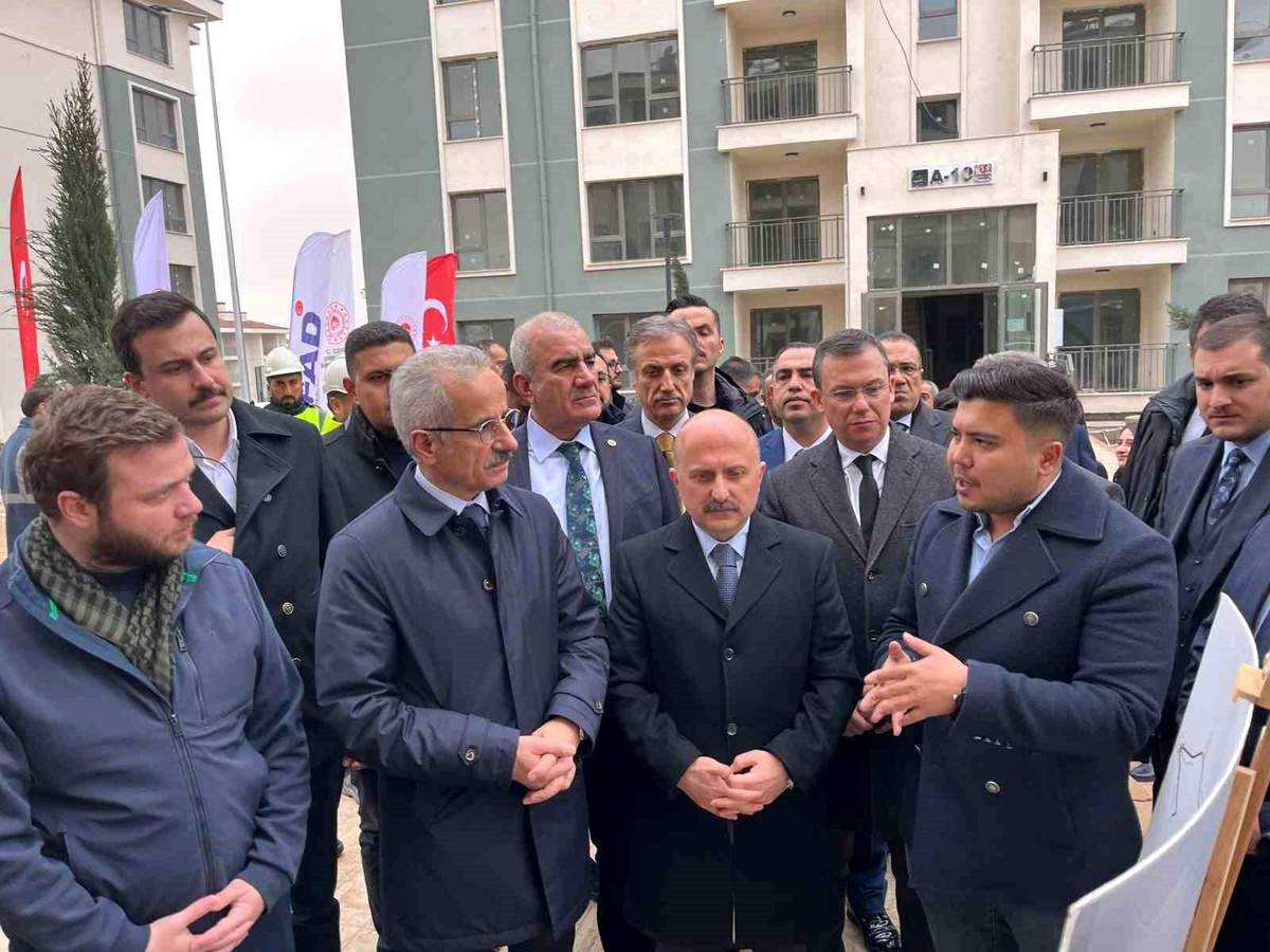 Bakan Uraloğlu, Adıyaman\'da Deprem Konutlarını İnceledi
