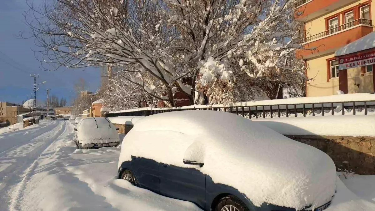 Başkale\'de Yoğun Kar Yağışı 88 Yerleşim Yerinin Yolunu Kapadı