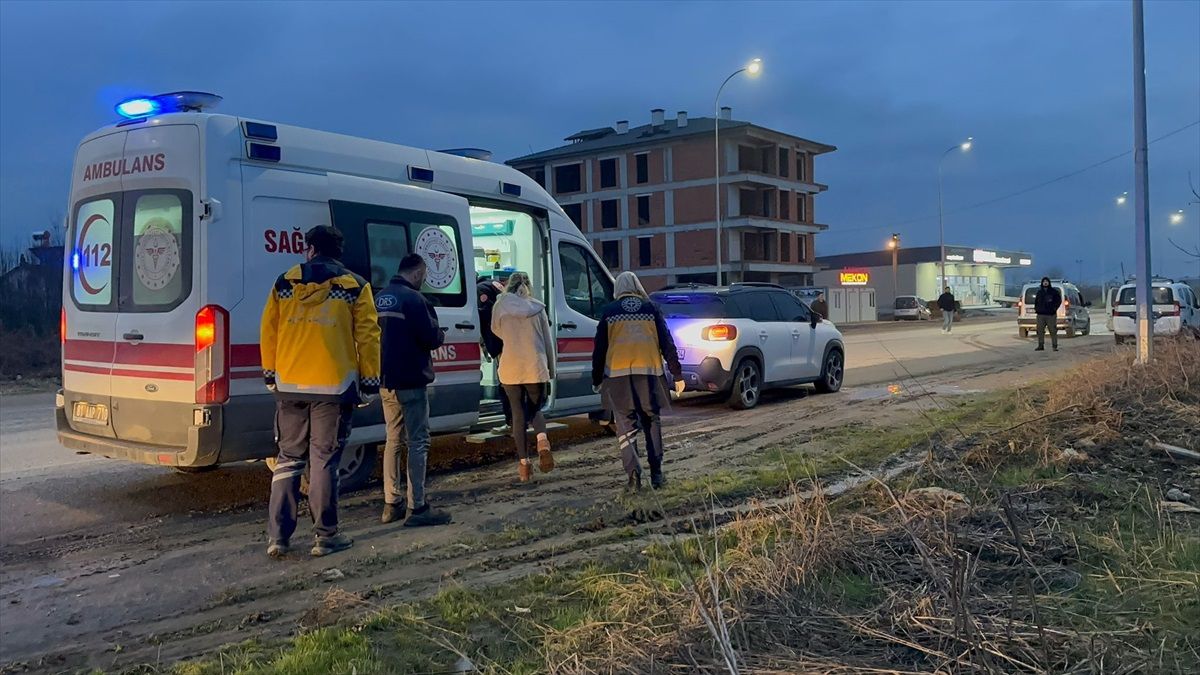 Düzce\'de Otomobil Şarampole Devirdi: Sürücü Yaralı