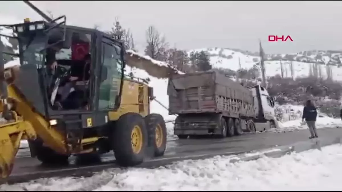 Elazığ\'da Kardan Mahsur Kalan Hastayı Ambulansla Hastaneye Ulaştırdılar