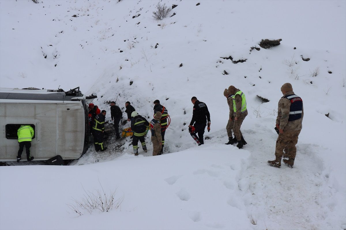 Erzincan\'da Otobüs Kazası: 27 Yaralı