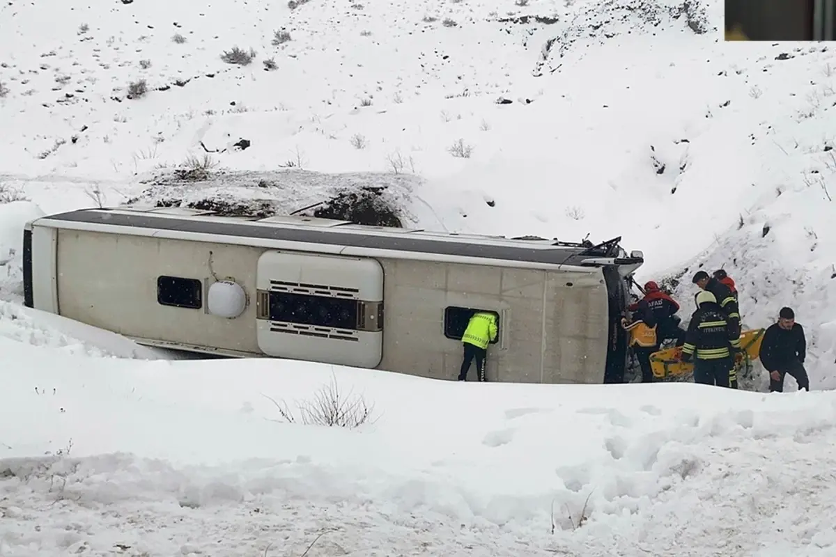 Erzincan\'da yolcu otobüsü şarampole yuvarlandı: 1 ölü, 26 yaralı