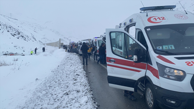 Erzincan'da yolcu otobüsü şarampole yuvarlandı! Yaralılar var