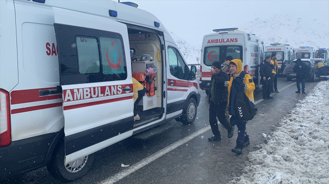 Erzincan'da yolcu otobüsü şarampole yuvarlandı! Yaralılar var