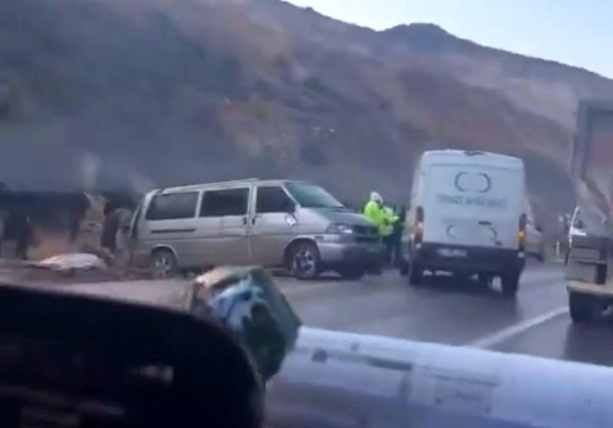 Gaziantep\'te işçi servisi ile tır çarpıştı: 2 ölü, 7 yaralı
