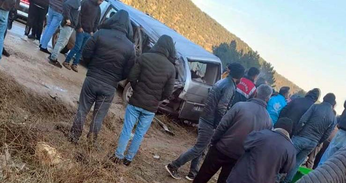 Gaziantep\'te TIR ile Minibüs Çarpıştı: 2 Ölü, 7 Yaralı