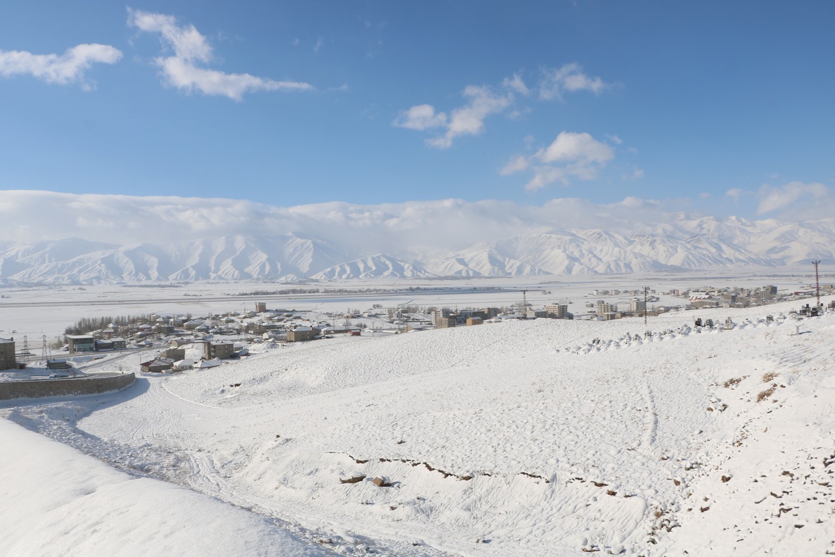Hakkari\'de Kar Yağışı 51 Yerleşim Yerinin Yolunu Kapatı