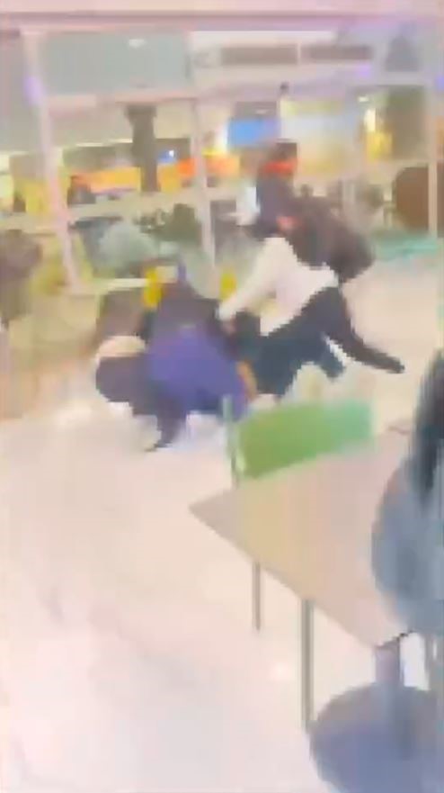 Isparta'da Alışveriş Merkezinde Kızlar Arasında Kavga Isparta'da Alışveriş Merkezinde Kızlar Arasında Kavga