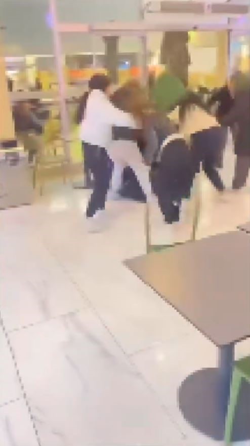 Isparta'da Alışveriş Merkezinde Kızlar Arasında Kavga Isparta'da Alışveriş Merkezinde Kızlar Arasında Kavga