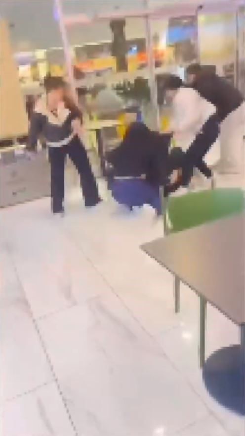 Isparta'da Alışveriş Merkezinde Kızlar Arasında Kavga Isparta'da Alışveriş Merkezinde Kızlar Arasında Kavga