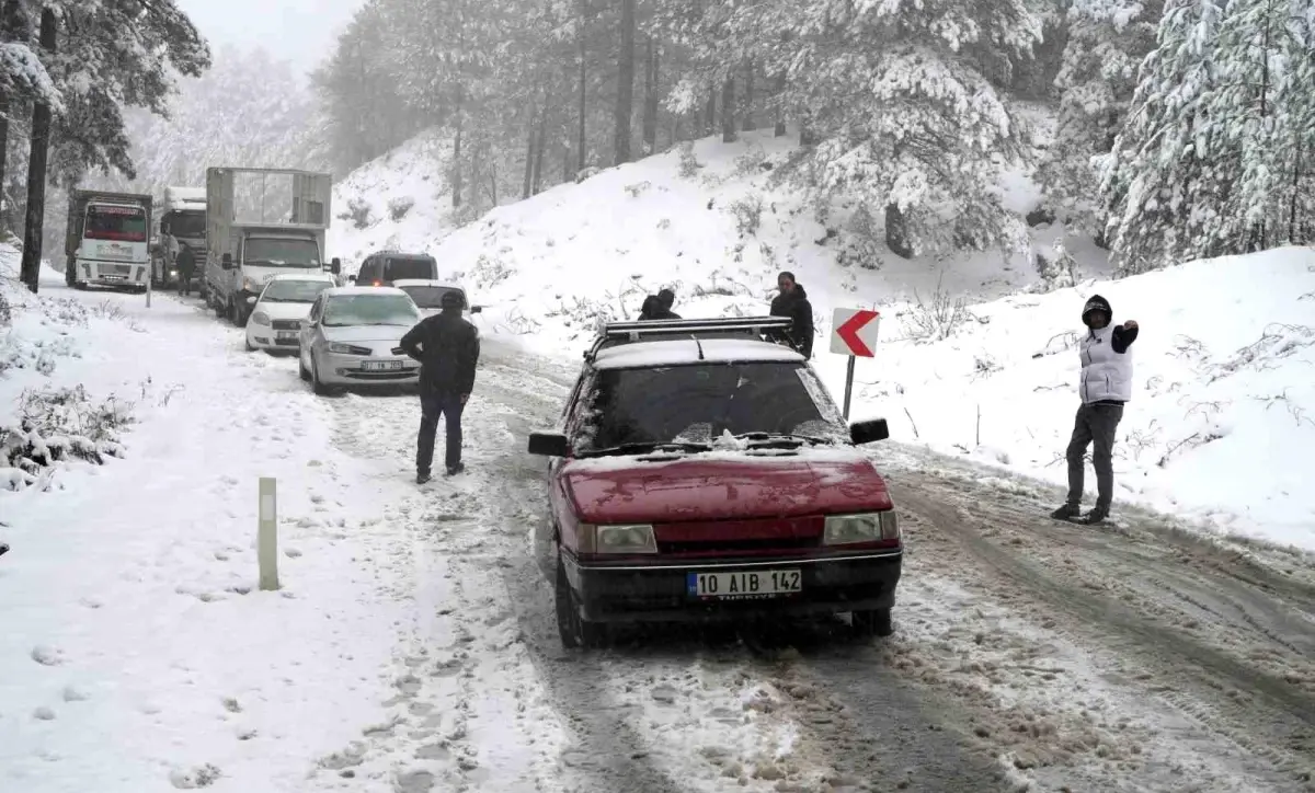 Kazdağları\'nda Kar Yağışı Ulaşımı Etkiliyor