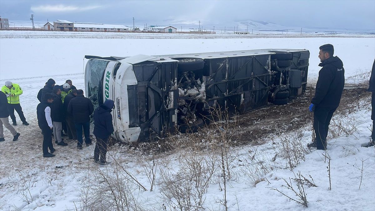 Kars\'ta Otobüs Devrildi: 15 Yaralı