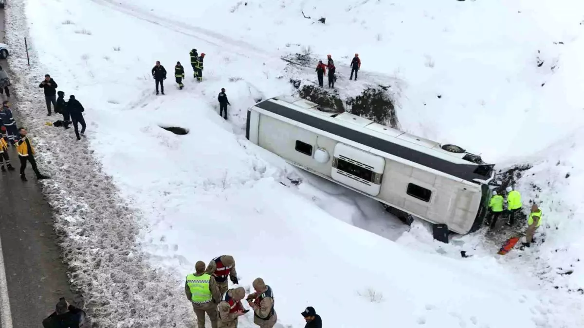 Erzincan\'da Otobüs Kazası: 1 Ölü, 20 Yaralı