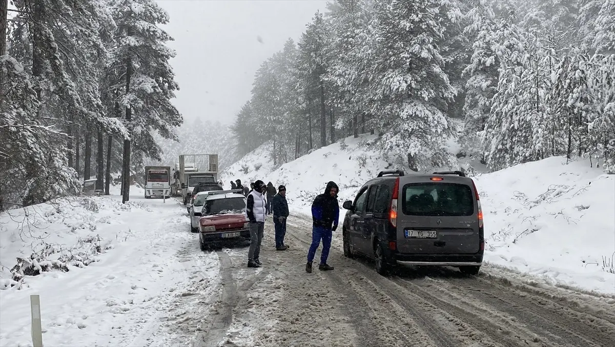 Kazdağları\'nda Kar Yağışı Trafiği Olumsuz Etkiledi