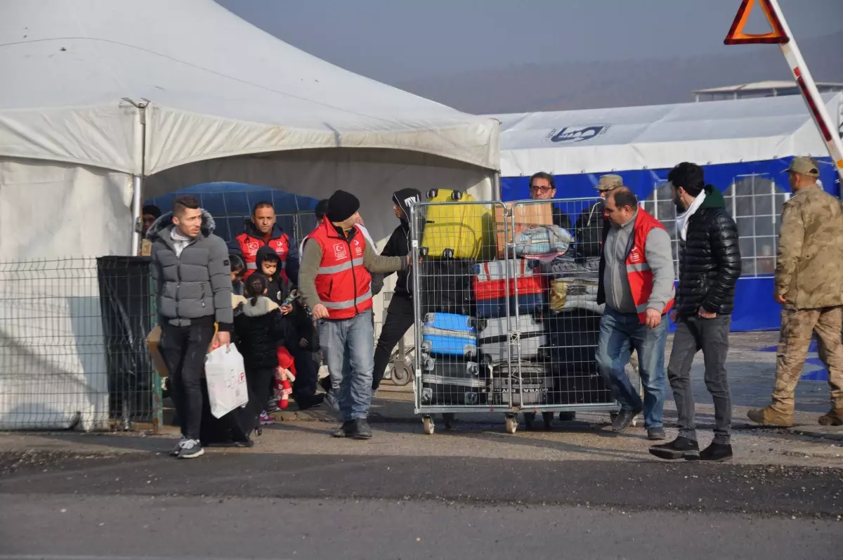 Suriyeliler Cilvegözü\'nden ülkelerine dönüyor