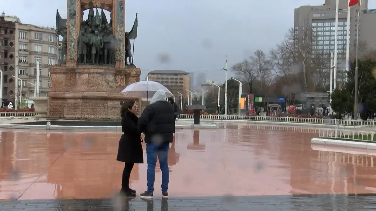 Taksim\'de Yağmur ve Rüzgar Vatandaşları Zor Durumda Bıraktı