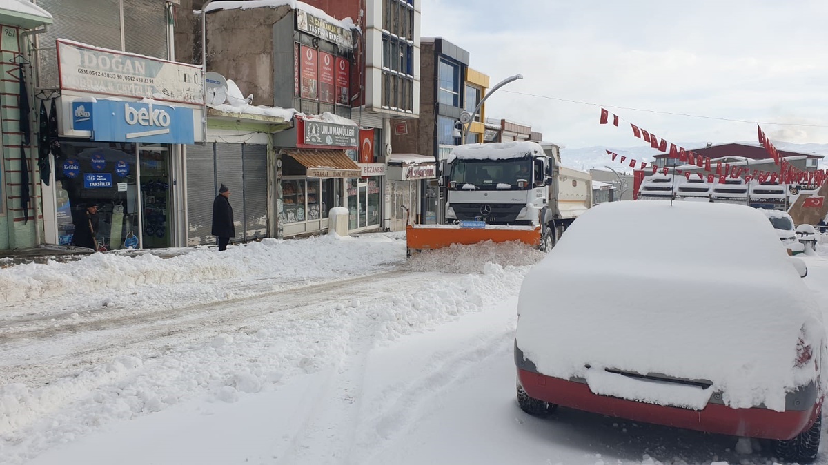 Van ve Çevresinde Kar Yağışı Ulaşımı Olumsuz Etkiledi