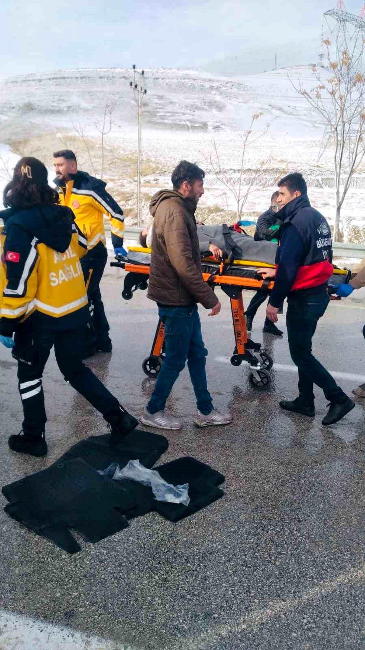 Edremit\'te Trafik Kazası: 5 Yaralı