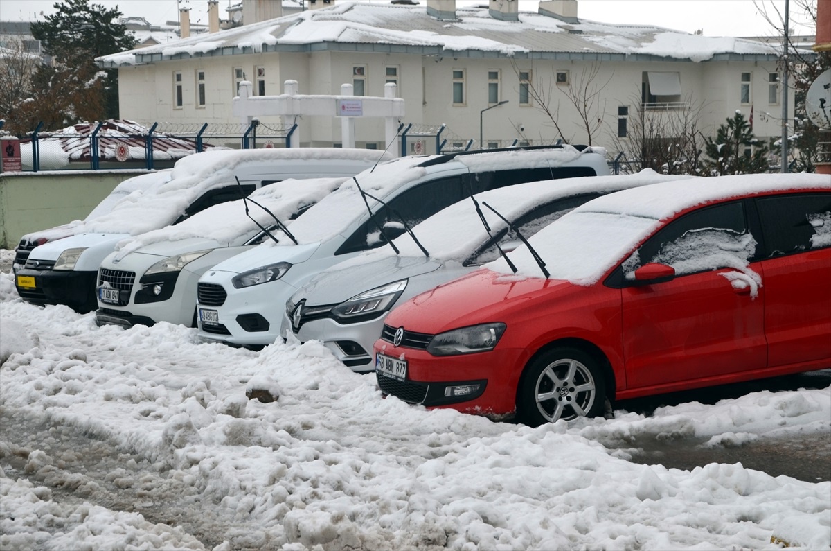 Doğu\'da Kar Yağışı Ulaşımı Olumsuz Etkiliyor