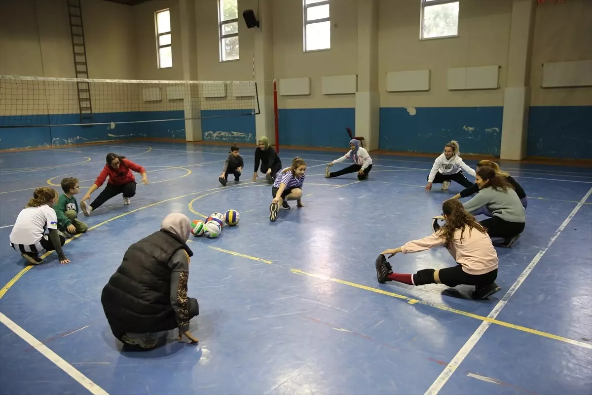 Şanlıurfa\'da Kadınlar Voleybolda Yarışıyor