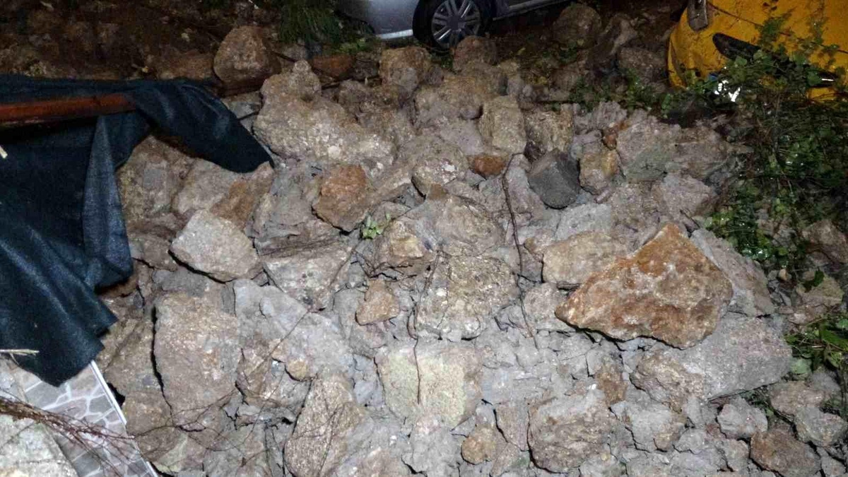Alanya\'da Sağanak Yağış İstinak Duvarını Çöktürdü